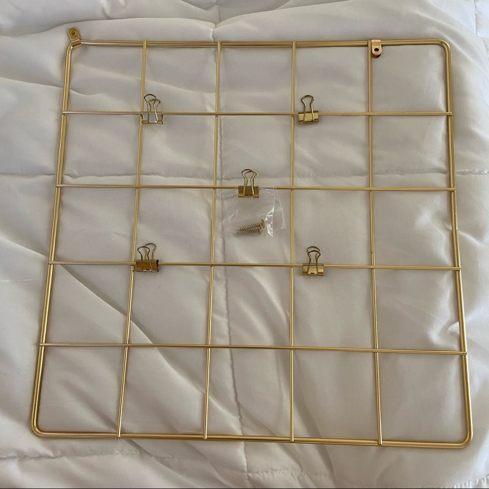 Gold wall grid